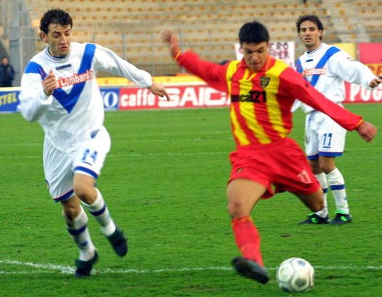Valeri Bojinov arriva in Italia, al Lecce, nel 2001. Resta in Puglia fino al 2005. Qui a segno contro il Brescia. Ap 